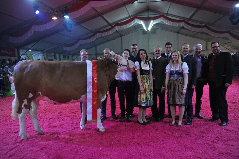 Andreas wins the Reserve Champion Title with Katja